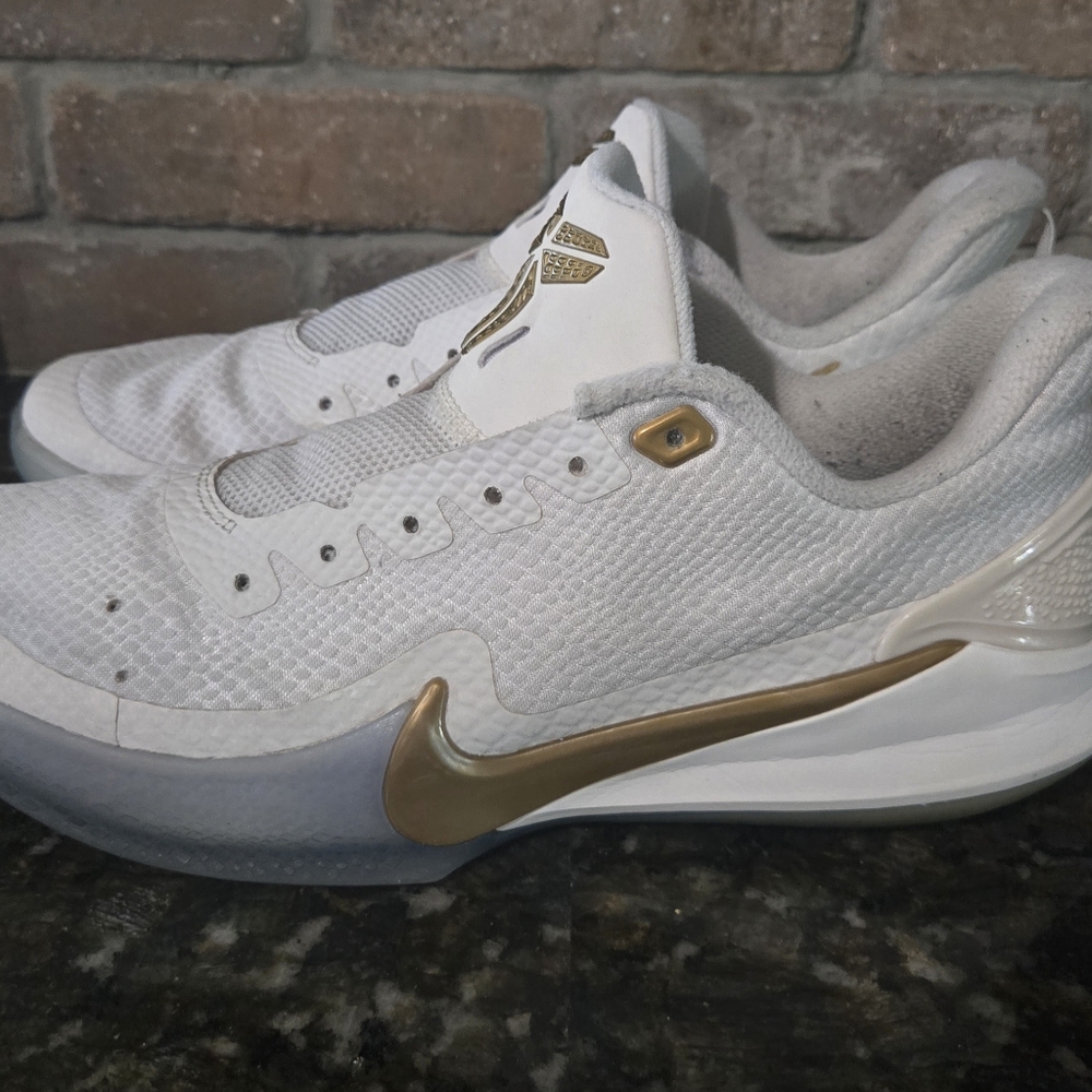 Nike Kobe mamba focus metallic gold. Comes with new laces